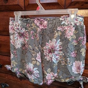 Pink/black floral striped linen shorts with bows!